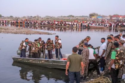 Tourist Boat Overturns In Yamuna