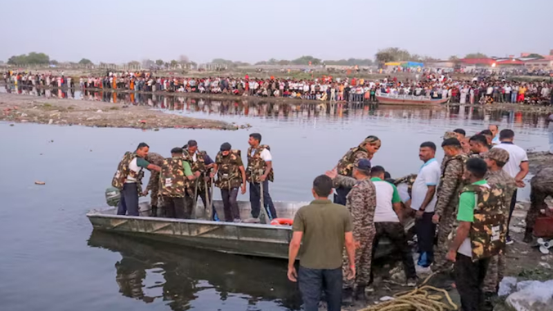 Tourist Boat Overturns In Yamuna