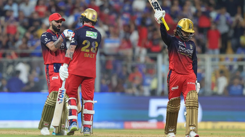 PVR ಆರ್ಭಟ, ತವರಲ್ಲೇ ಮುಂಬೈಗೆ ನೀರು ಕುಡಿಸಿದ ಬೆಂಗಳೂರು - ಆರ್ಸಿಬಿಗೆ 18 ರನ್ಗಳ ಜಯ 4 Virat Kohli 1