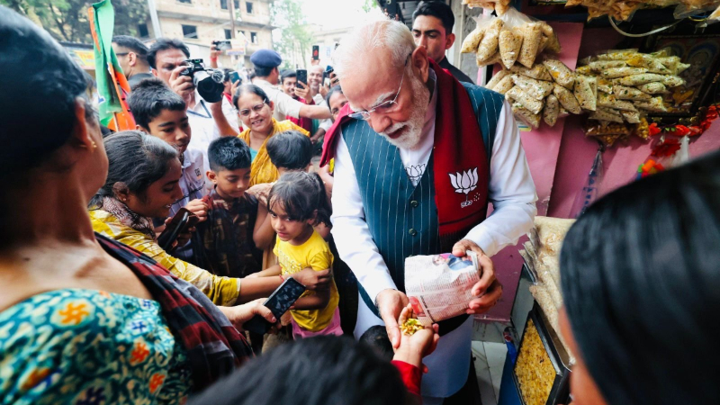 West Bengal Election PM Narendra Modi jhalmuri break in the middle of high octane Bengal campaign 1