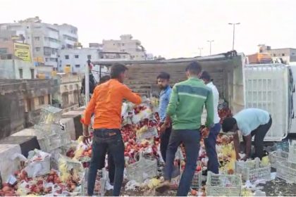 apples Goods vehicle overturns belagavi national highway 1