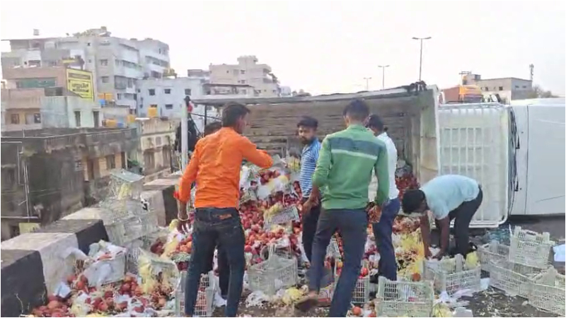 apples Goods vehicle overturns belagavi national highway 1