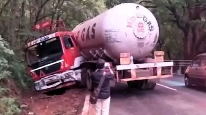 gas tanker overturns near kalghatagi traffic halted on national highway 63