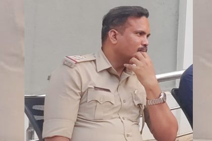 lokayukta officials arrest two policemen for accepting bribe in bagalkote badami