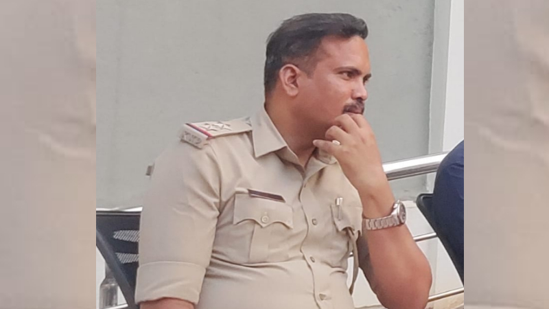 lokayukta officials arrest two policemen for accepting bribe in bagalkote badami