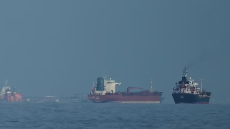 ಹಾರ್ಮುಜ್ ದಾಟಲು ಯತ್ನಿಸಿದ 2 ತೈಲ ಟ್ಯಾಂಕರ್ ತಡೆದ ಯುಎಸ್ ನೌಕಾಪಡೆ - ವಾಪಸ್ ಹೋಗುವಂತೆ ವಾರ್ನಿಂಗ್ 1 oil tankers hormuz