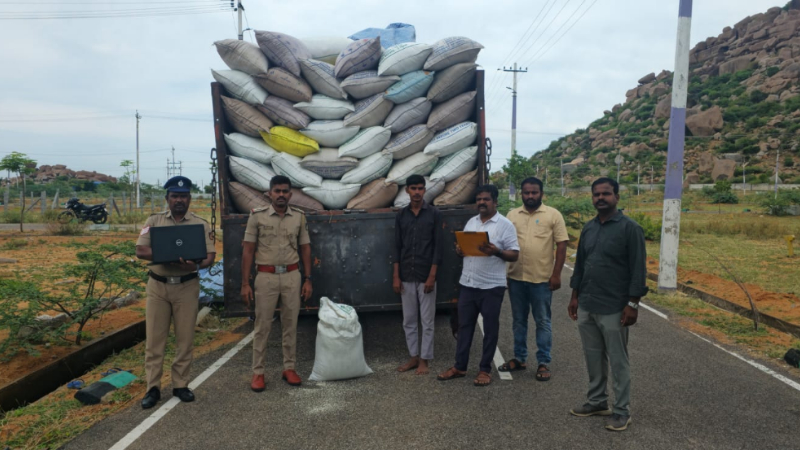 ಬಳ್ಳಾರಿ ಪೊಲೀಸರ ಕಾರ್ಯಾಚರಣೆ - ಅಕ್ರಮವಾಗಿ ಸಾಗಿಸುತ್ತಿದ್ದ 5.52 ಲಕ್ಷ ಮೌಲ್ಯದ ಪಡಿತರ ಅಕ್ಕಿ ವಶ 9 Ballari Ration Rice Seized 1