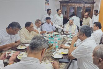 ದೆಹಲಿಯಲ್ಲಿ ಆಪ್ತರ ಜೊತೆ ಉಪಹಾರ ಮಾಡುತ್ತಿರುವ ಸಿಎಂ