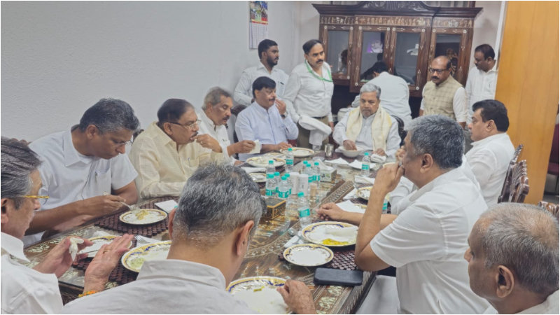 ದೆಹಲಿಯಲ್ಲಿ ಆಪ್ತರ ಜೊತೆ ಉಪಹಾರ ಮಾಡುತ್ತಿರುವ ಸಿಎಂ