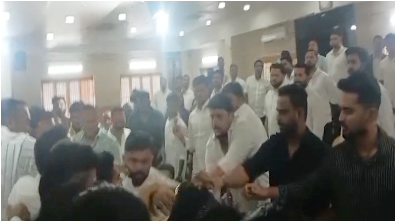 Clashes at Youth Congress meeting uproar at KPCC office Bengaluru 1