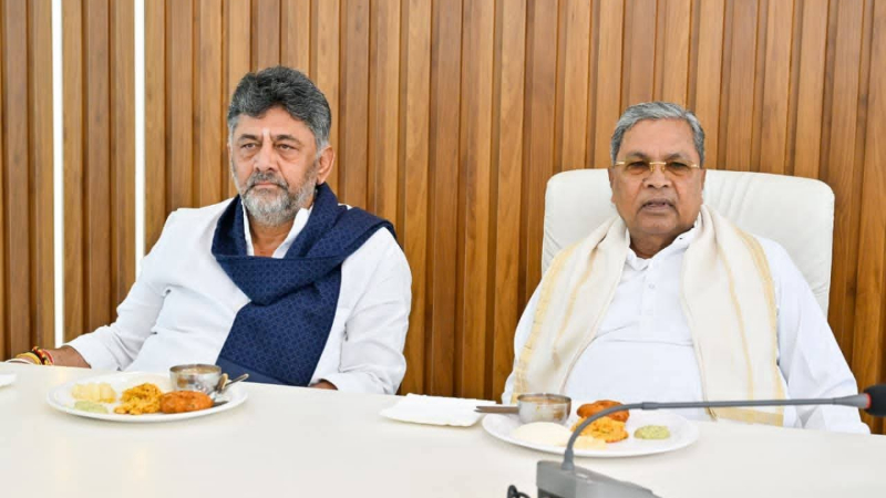 ಕರ್ನಾಟಕದ ಮುಂದಿನ ಮುಖ್ಯಮಂತ್ರಿ ಡಿ.ಕೆ.ಶಿವಕುಮಾರ್: ಸಭೆಯಲ್ಲಿ ಸಿದ್ದರಾಮಯ್ಯ ಘೋಷಣೆ 9 DK Shivakumar Siddaramaiah