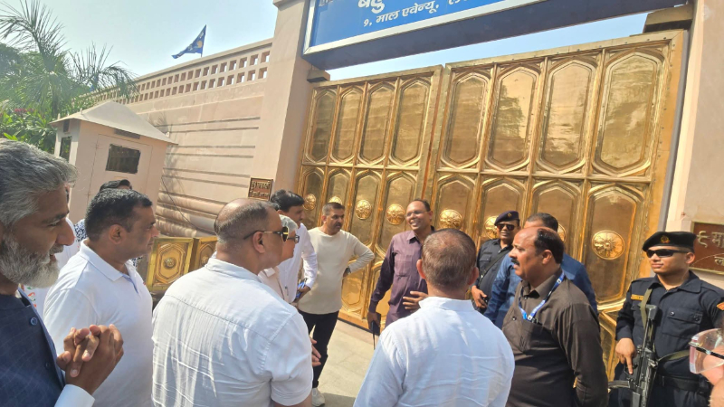 Dalit leaders from Congress make impromptu visit to BSP chief Mayawati at house get party notice