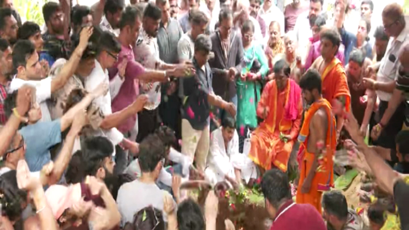 ಲಿಂಗಾಯತ ಸಂಪ್ರದಾಯದಂತೆ ನಟ ದಿಲೀಪ್ ರಾಜ್ ಅಂತ್ಯಕ್ರಿಯೆ 4 Dileep Raj 1