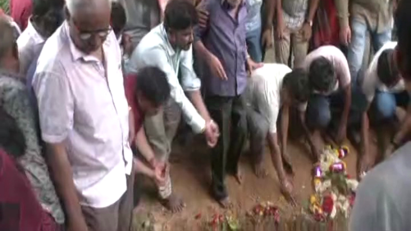 ಲಿಂಗಾಯತ ಸಂಪ್ರದಾಯದಂತೆ ನಟ ದಿಲೀಪ್ ರಾಜ್ ಅಂತ್ಯಕ್ರಿಯೆ 5 Dileep Raj 3