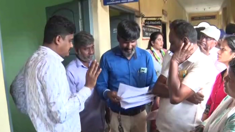 ಪೋಷಕರೇ ವಂತಿಗೆ ಸಂಗ್ರಹಿಸಿ ಆರಂಭಿಸಿದ್ದ ಶಾಲೆ ಮಾರಾಟಕ್ಕೆ ಒಪ್ಪಂದ - ವಿದ್ಯಾರ್ಥಿಗಳ ಭವಿಷ್ಯ ಅತಂತ್ರ 4 Hassan School 2