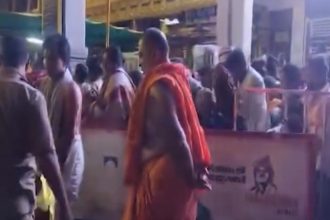 Heavy rain lightning overnight in Raichur Sri Subudhendra Teertha Swamiji rushed to the rescue of devotees at Mantralaya