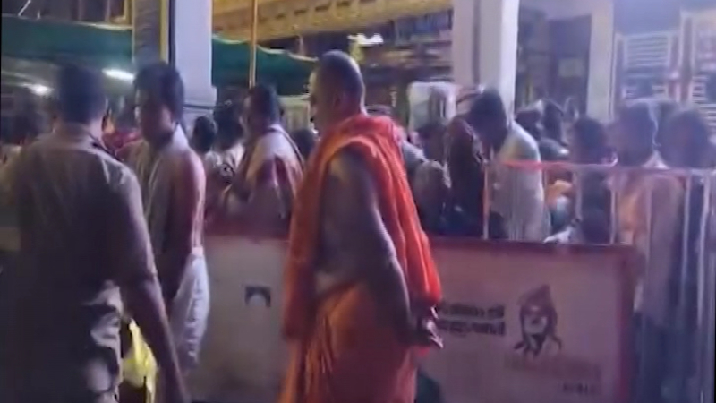 Heavy rain lightning overnight in Raichur Sri Subudhendra Teertha Swamiji rushed to the rescue of devotees at Mantralaya