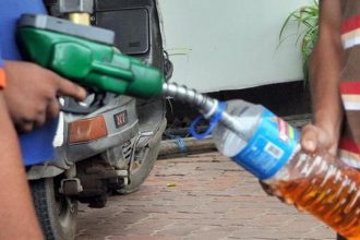 Karnataka Ban on sale of petrol diesel in bottles and cans Action against petrol stations for violating rules