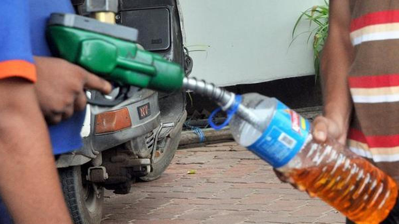 Karnataka Ban on sale of petrol diesel in bottles and cans Action against petrol stations for violating rules
