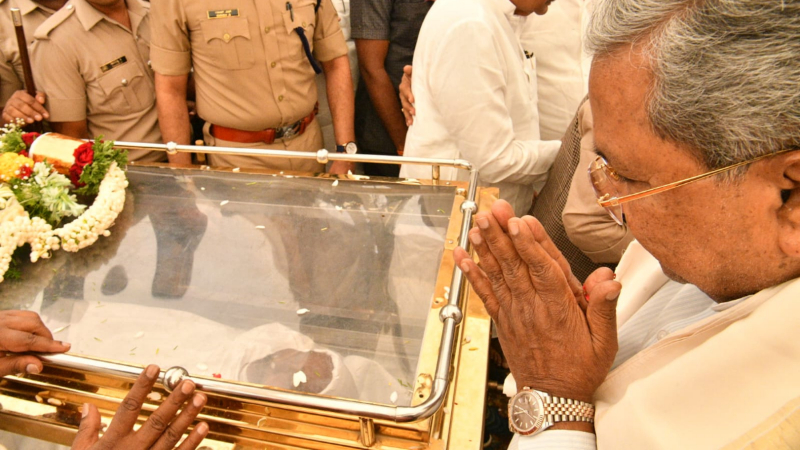 ಮಾಜಿ ಸಚಿವ ವೆಂಕಟರಮಣಪ್ಪ ಅಂತಿಮ ದರ್ಶನ ಪಡೆದ ಸಿದ್ದರಾಮಯ್ಯ 9 Siddaramaiah 1 2