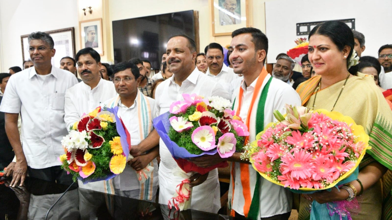 Umesh Meti Samarth Shamanur take oath as new MLAs at Vidhana Soudha