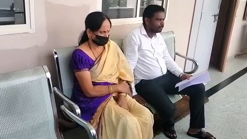 ಹಾಸನ ಸೈಟ್ ವಿವಾದ - ಎಸ್ಪಿಗಾಗಿ ಕಾದು ಕಾದು ವಾಪಸ್ ಆದ ಯಶ್ ತಾಯಿ 9 Yash Mother