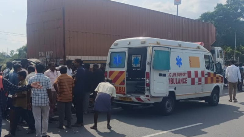 car collides with passenger auto in bagepalli five dead