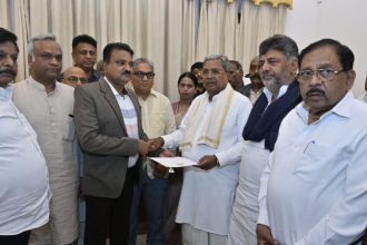 siddaramaiah resigns as cm letter handed over to secretary in governors absence lok bhavan