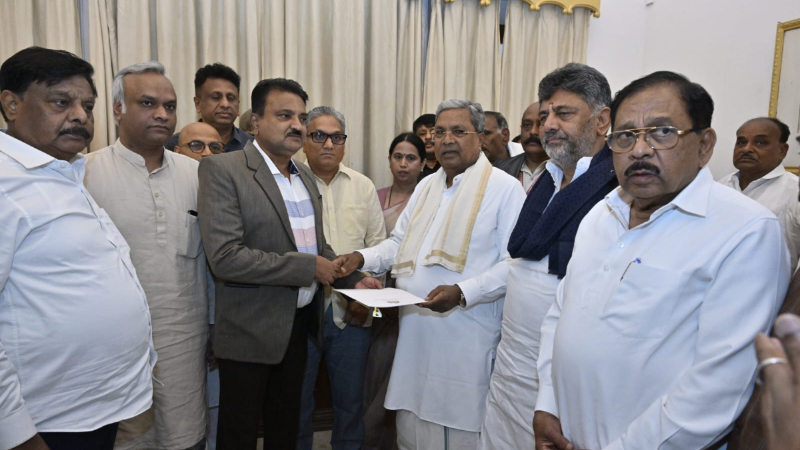 siddaramaiah resigns as cm letter handed over to secretary in governors absence lok bhavan