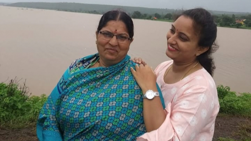 ತಾಯಿ ಮಹಾದೇವಿ ಬದಾಮಿ ಜೊತೆ ಪುತ್ರಿ ಸುಮಾ ಮಂಜರಗಿ