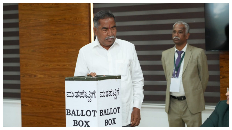 ಪರಿಷತ್ ಚುನಾವಣೆಯಲ್ಲಿ ಅಡ್ಡಮತದಾನ - ಬಿಜೆಪಿ ಶಾಸಕನ ಫೋಟೋ ಹಾಕಿ ಕಾಂಗ್ರೆಸ್ ವಿರುದ್ಧವೇ ಗುಡುಗಿದ ಅಂಜಲಿ ನಿಂಬಾಳ್ಕರ್ 11 BJP MLA Vithal Halagekar