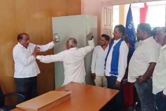 BagalkoteFrustrated Over Delayed Compensation Farmer Thrashes BTDA Employee with Slipper 2