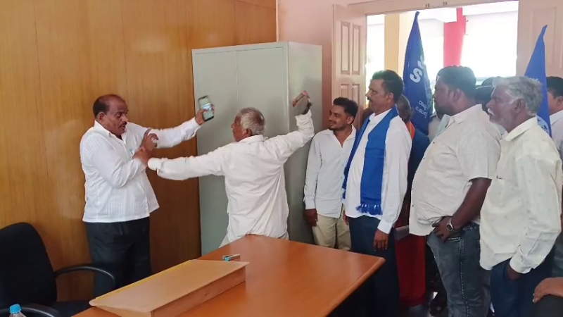BagalkoteFrustrated Over Delayed Compensation Farmer Thrashes BTDA Employee with Slipper 2