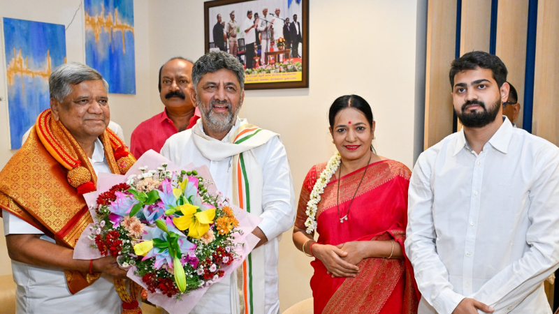 ಮಾಜಿ ಸಿಎಂಗಳ ಮನೆಗೆ ಡಿಕೆಶಿ ವಿಸಿಟ್ - ರಾಜ್ಯದ ಅಭಿವೃದ್ಧಿ ಬಗ್ಗೆ ಹಿರಿಯರ ಜೊತೆ ಚರ್ಚೆ 10 D.K SHIVAKUMAR 1