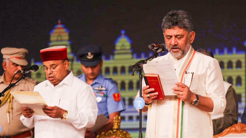 Photo Gallery | ಕನಕಪುರ ಬಂಡೆ ಈಗ ಕರ್ನಾಟಕದ ಸಿಎಂ - ಡಿಕೆಶಿ ಪ್ರಮಾಣ ವಚನದ ವಿಶೇಷ ಕ್ಷಣಗಳು ಇಲ್ಲಿವೆ 19 DK Shivakumar 1 1