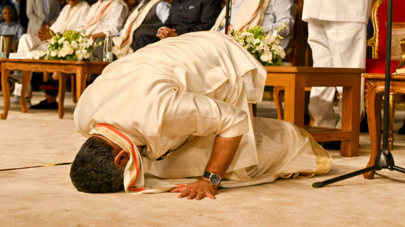 Photo Gallery | ಕನಕಪುರ ಬಂಡೆ ಈಗ ಕರ್ನಾಟಕದ ಸಿಎಂ - ಡಿಕೆಶಿ ಪ್ರಮಾಣ ವಚನದ ವಿಶೇಷ ಕ್ಷಣಗಳು ಇಲ್ಲಿವೆ 18 DK Shivakumar 2 1