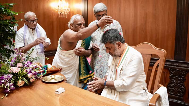 ವಿಧಾನಸೌಧದ ಮೆಟ್ಟಿಲುಗಳಿಗೆ ಅಡ್ಡಬಿದ್ದು ಪ್ರಜಾ ದೇಗುಲ ಪ್ರವೇಶಿಸಿದ ಸಿಎಂ ಡಿಕೆಶಿ 10 DK Shivakumar 2 2