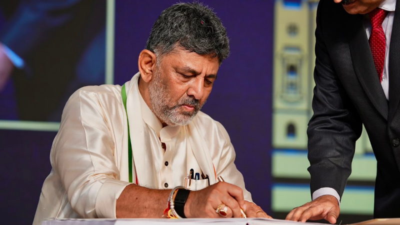 Photo Gallery | ಕನಕಪುರ ಬಂಡೆ ಈಗ ಕರ್ನಾಟಕದ ಸಿಎಂ - ಡಿಕೆಶಿ ಪ್ರಮಾಣ ವಚನದ ವಿಶೇಷ ಕ್ಷಣಗಳು ಇಲ್ಲಿವೆ 20 DK Shivakumar 3