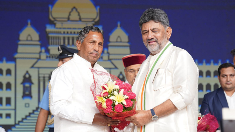 Photo Gallery | ಕನಕಪುರ ಬಂಡೆ ಈಗ ಕರ್ನಾಟಕದ ಸಿಎಂ - ಡಿಕೆಶಿ ಪ್ರಮಾಣ ವಚನದ ವಿಶೇಷ ಕ್ಷಣಗಳು ಇಲ್ಲಿವೆ 22 DKS and Muniyappa