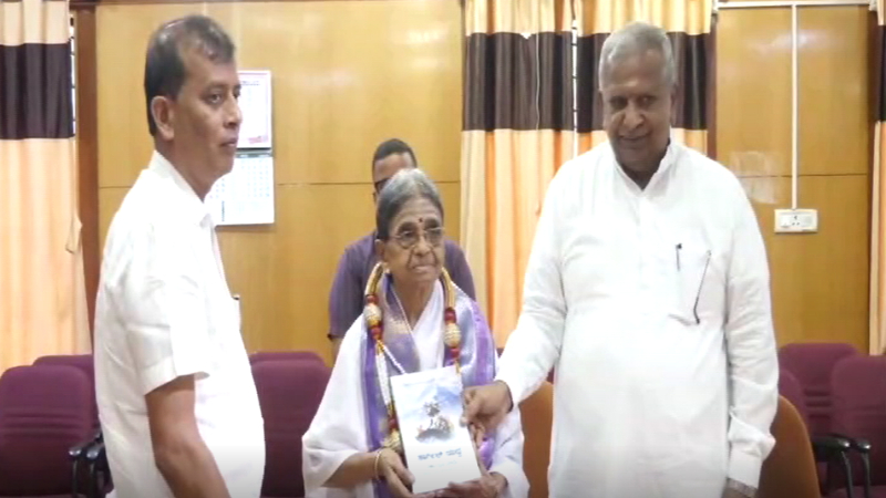 Davanagere Retired teacher Karibasamma donates RS 10 lakhs to the Indian army