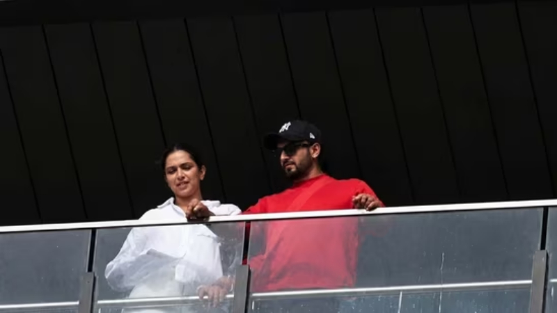 Deepika Padukone Baby Bump Photo Viral
