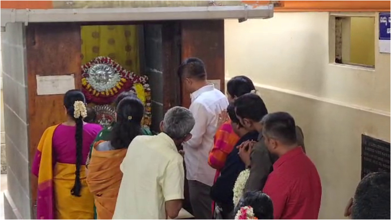 ಮಗನ ಸನಾತನ ವಿವಾದದ ಬೆನ್ನಲ್ಲೇ ನಿಮಿಷಾಂಬಾ ದೇಗುಲದಲ್ಲಿ ದುರ್ಗಾ ಸ್ಟಾಲಿನ್ ವಿಶೇಷ ಪೂಜೆ 9 Durga Stalins special puja at Mandya Nimishambha temple in the wake of sons Sanatan controversy 2