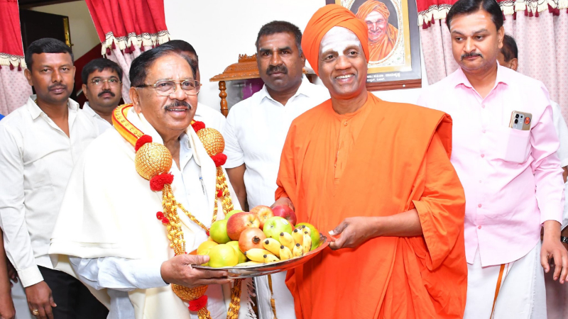 ಸಿದ್ದಗಂಗಾ ಮಠಕ್ಕೆ ಡಿಸಿಎಂ ಪರಮೇಶ್ವರ್ ಭೇಟಿ - ಶಿವಕುಮಾರ ಶ್ರೀಗಳ ಗದ್ದುಗೆಗೆ ವಿಶೇಷ ಪೂಜೆ 10 G Parameshwar Siddaganga Math 2