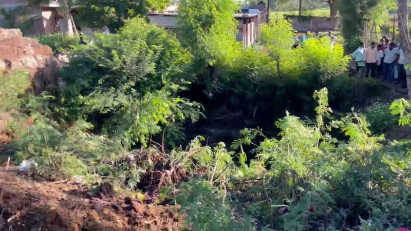 Horrific Crash Waste Carrying Tanker Loses Control Falls Into 150 Foot Deep Well in Jamkhandi Bagalkote 1