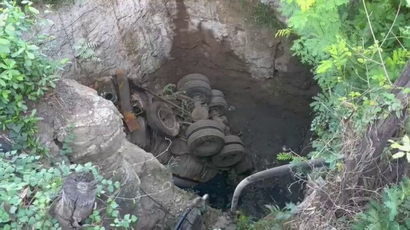 Horrific Crash Waste Carrying Tanker Loses Control Falls Into 150 Foot Deep Well in Jamkhandi Bagalkote 2