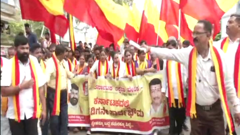 ಬೆಳಗಾವಿಯಲ್ಲಿ ಮತ್ತೆ ಎಂಇಎಸ್ ಪುಂಡಾಟ: ಡಿಸಿ ಕಚೇರಿಯಲ್ಲೇ ಸರ್ಕಾರದ ಕನ್ನಡ ಕಡ್ಡಾಯ ಆದೇಶದ ಪ್ರತಿ ಹರಿದು ಉದ್ಧಟತನ 9 Karave Protest In Belagavi