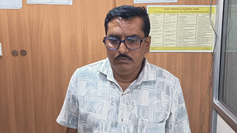 Lokayukta officials arrest Bellary Urban Development Authority officer while accepting bribe of Rs 3.50 lakh in Bellary