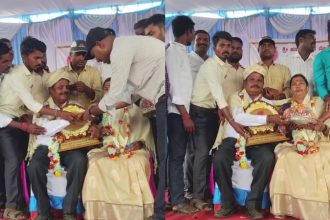 Old Students gifted gold ring to their teacher