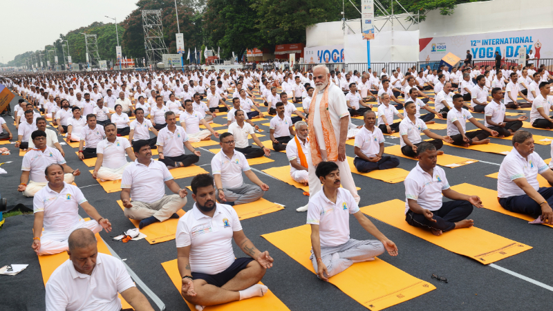 ಯೋಗವು ಕೇವಲ ದೈಹಿಕ ಕಸರತ್ತಲ್ಲ, ಇದು ಮಾನವ ಚೇತನದ ಅದ್ಭುತ ಅಭಿವ್ಯಕ್ತಿ: ಮೋದಿ 11 PM Narendra Modi International Yoga Day Kolkata 2