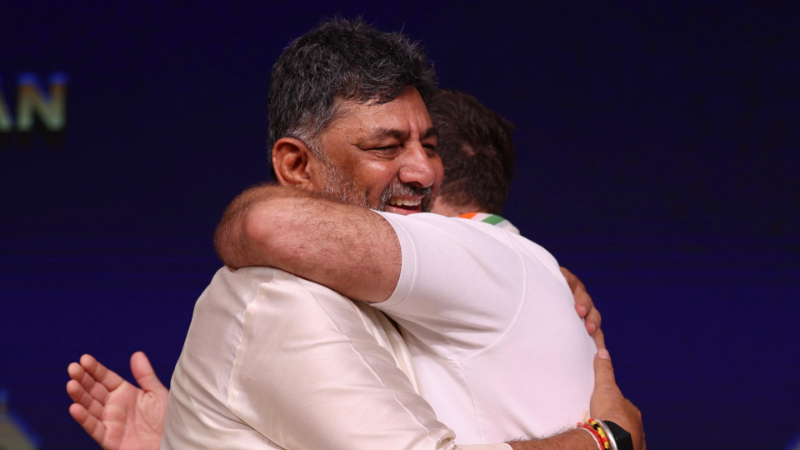 Photo Gallery | ಕನಕಪುರ ಬಂಡೆ ಈಗ ಕರ್ನಾಟಕದ ಸಿಎಂ - ಡಿಕೆಶಿ ಪ್ರಮಾಣ ವಚನದ ವಿಶೇಷ ಕ್ಷಣಗಳು ಇಲ್ಲಿವೆ 33 Rahul gandhi and DK Shivakumar